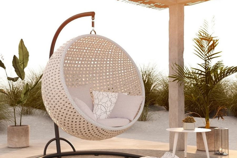 Weißer Hängesessel in Flechtoptik