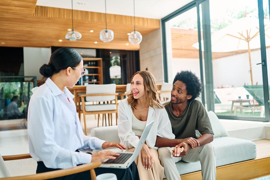 Ein Paar bei einer Küchenfachberaterin im Planungs- und Beratungsgespräch