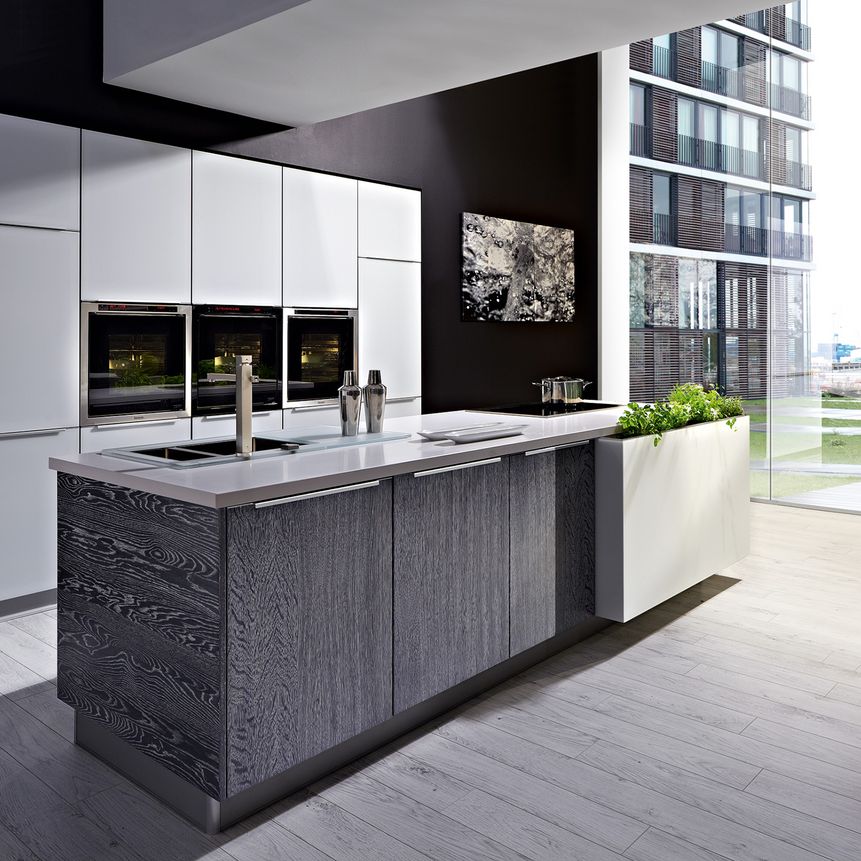 Moderne Holzküche Oster in Eiche Platin und weiße Glasfronten