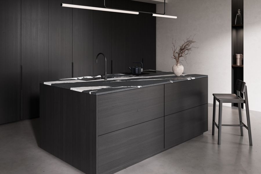 Elegante Designküche in tiefem Schwarz mit Naturstein-Arbeitsplatte