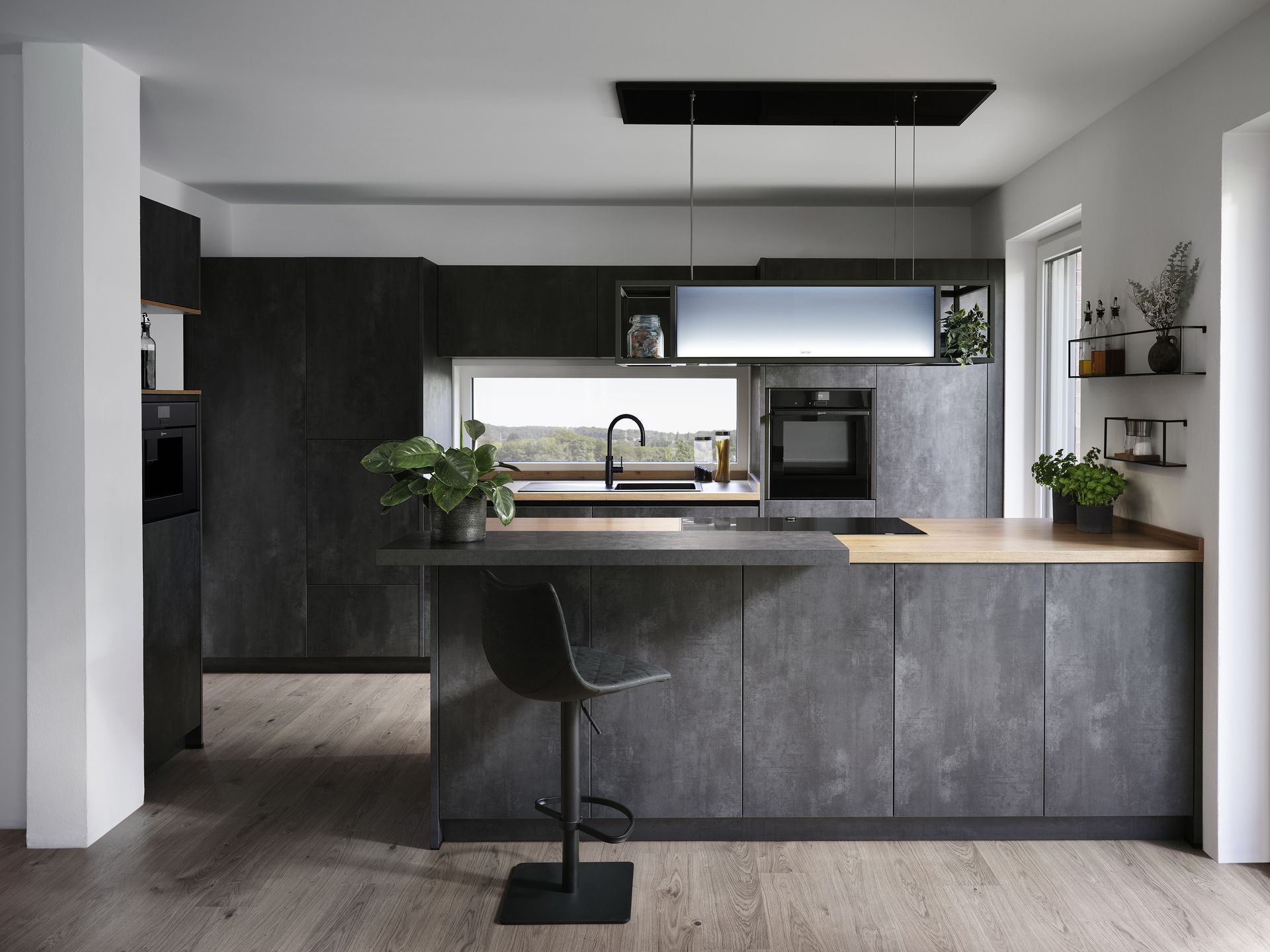 Dunkle Küche mit Berbel Skyline Dunstabzug