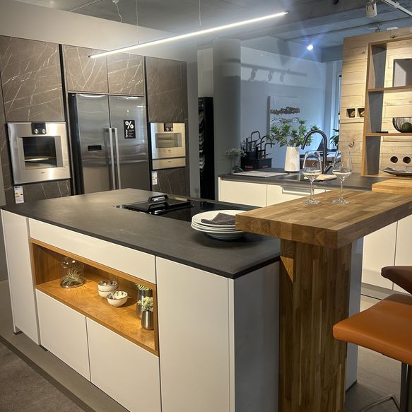 Moderne Küche in weiß und grau mit Holzelementen