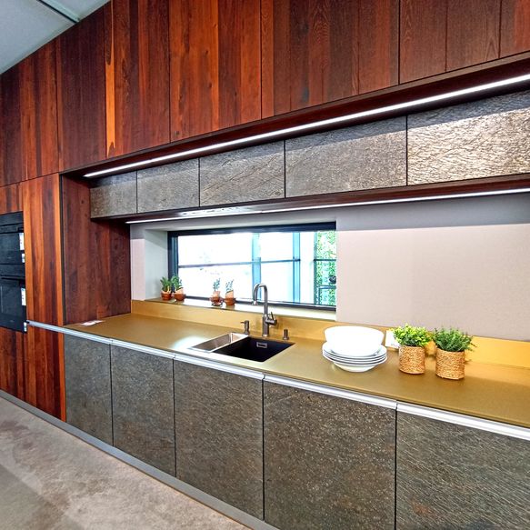 Küchenzeile mit Fronten aus Alteiche und Stein