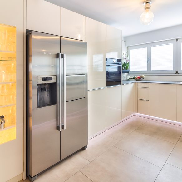 Helle, beige Küche mit viel Stauraum