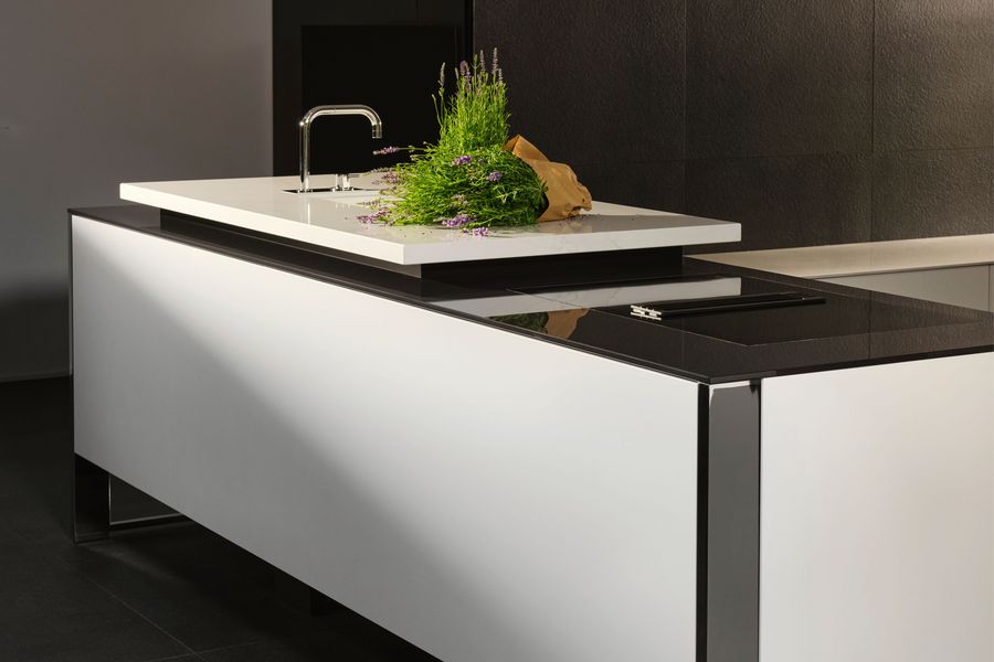 moderne, weiße, clean gehaltene Kücheninsel