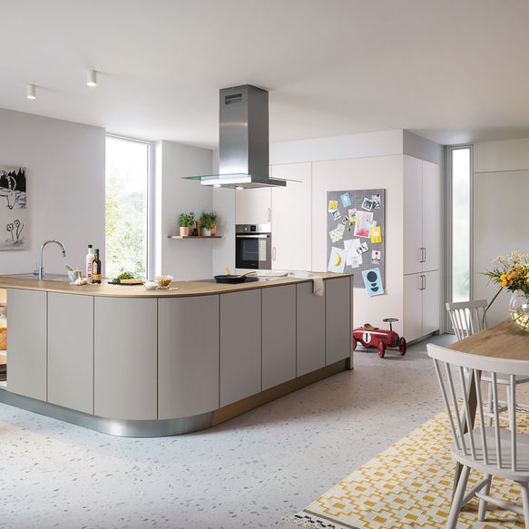 hellgraue L-Küche mit Rundung und Schrankwand