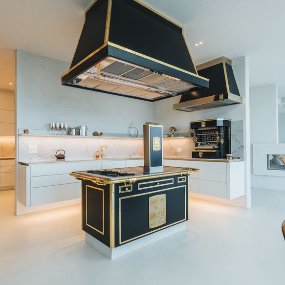 Weiße moderne Küche in L-Form, edel und glanzvoll