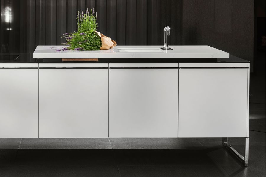 Weiße Küche auf Stahlfüßen mit weißer Spüle