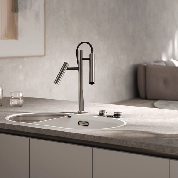 Weiße Spüle mit Edelstahl Armatur von Blanco