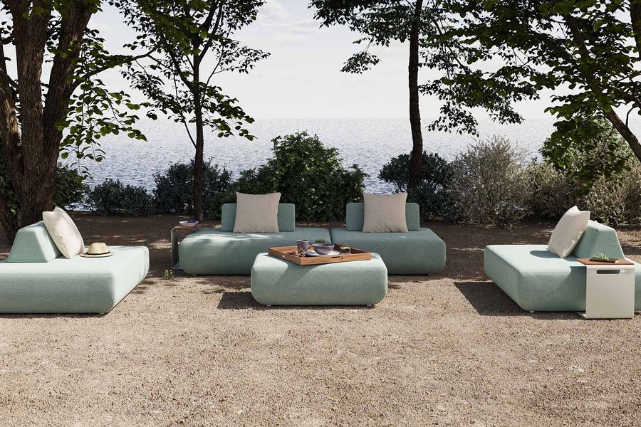 Hellblaue Sitzgruppe für draußen