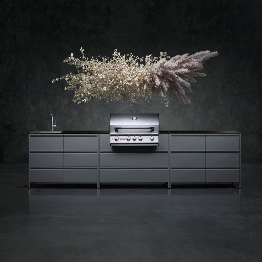 Schwarze Outdoor-Küche mit Gasgrill, Spülbecken und freier Arbeitsfläche
