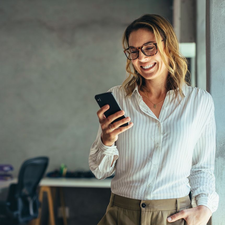 Frau mit Smartphone in der Hand