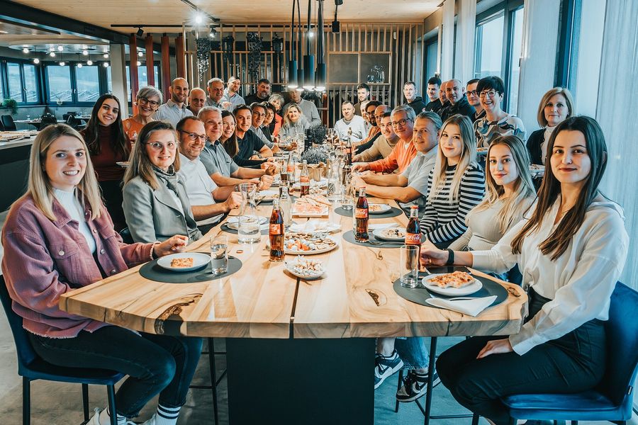 das Team von inpuncto Küchen versammelt an einem Tisch