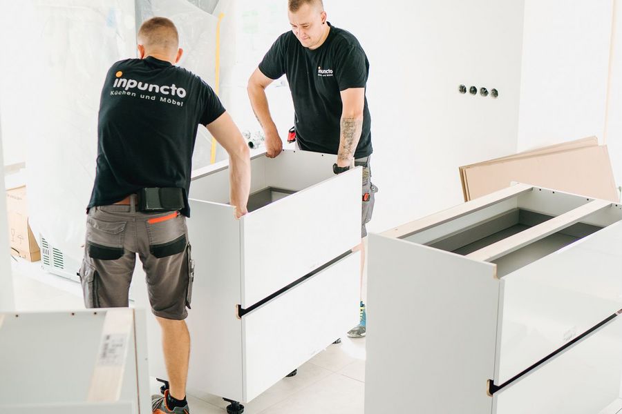 Küchenmonteure von inpuncto bei der Küchenmontage