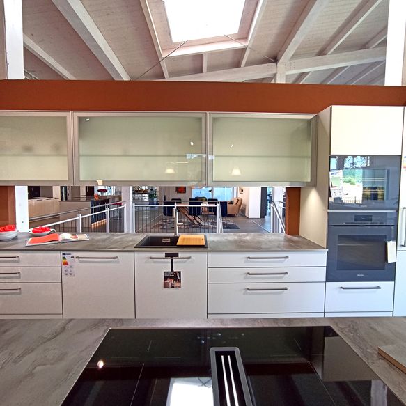 Klassische weiße Küchenzeile mit Hängeschränken mit Fronten aus Milchglas