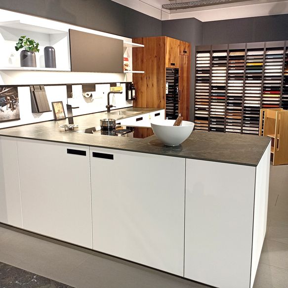 Küche L-Form in weiß und Alteiche-Furnier und Keramikarbeitsplatte