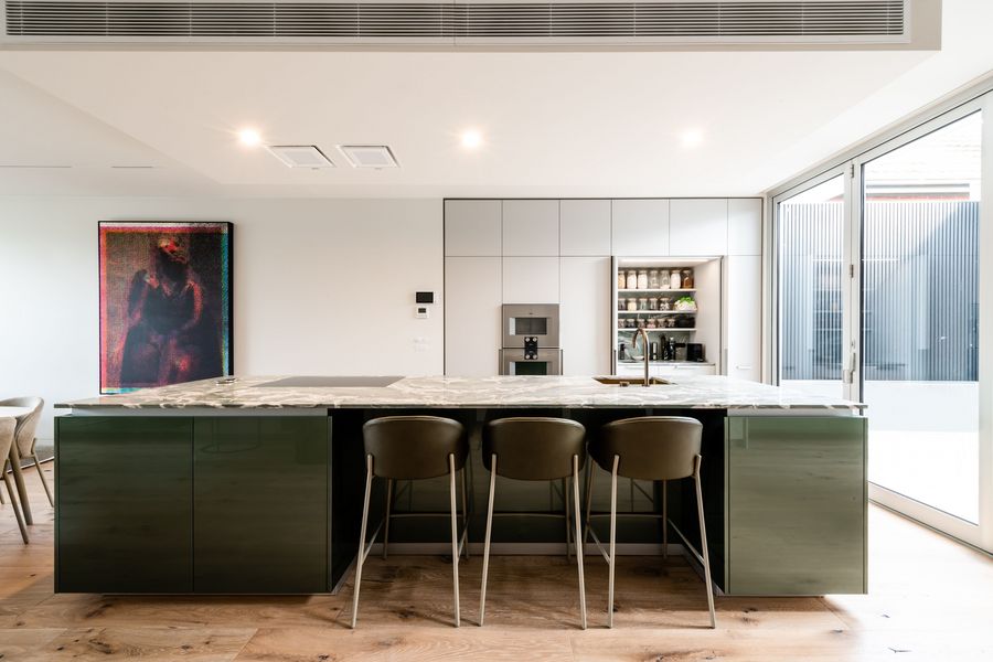 Moderne Küche mit Hochglanzfronten in eleganter Marmorarbeitsplatte