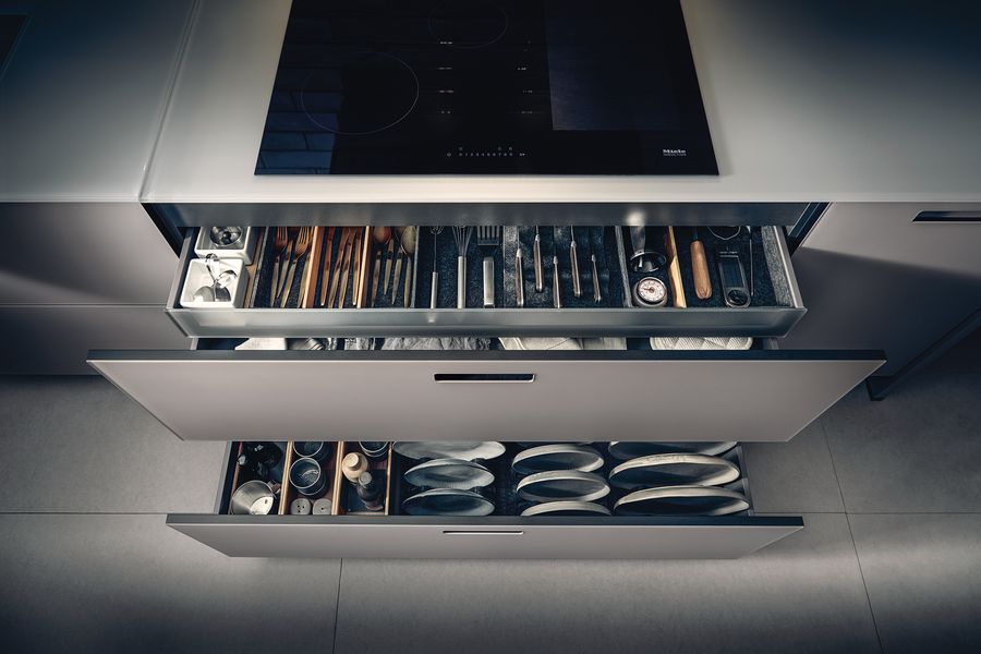 Ausgezogene Küchenschublade mit Küchenutensilien 