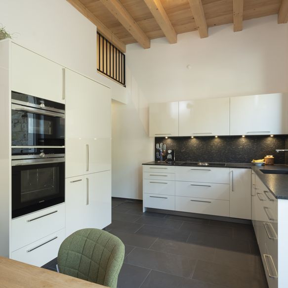 Schwarz-Weiße Küche in L-Form mit Schrankwand