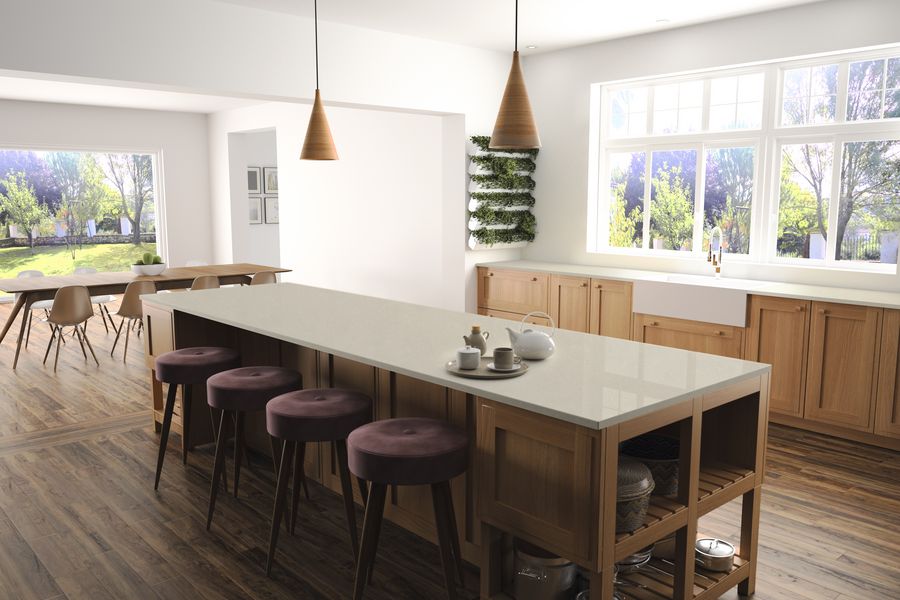 Natürlich helle Holzküche mit großer Insel und offenen Regalen