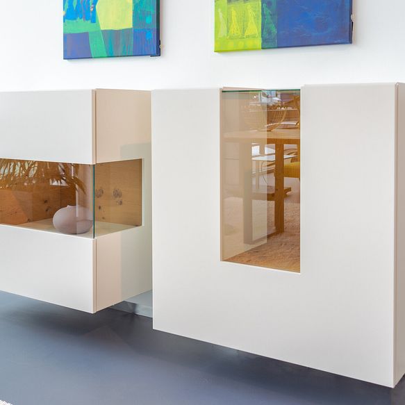 weiße Vitrine mit Holz von Sudbrock