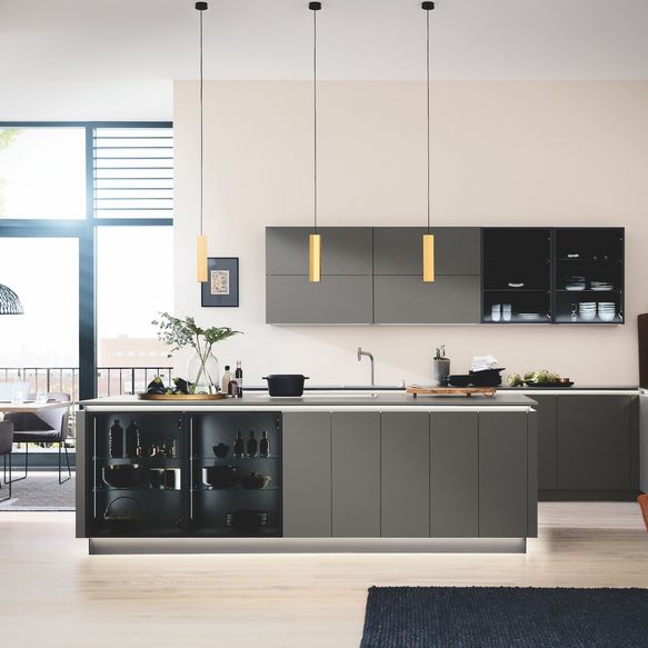 Große, moderne Küche in L-Form mit Insel, die viel Stauraum bietet