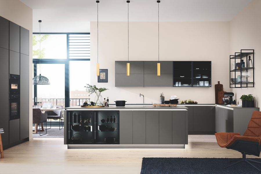 Große, moderne Küche in L-Form mit Insel, die viel Stauraum bietet