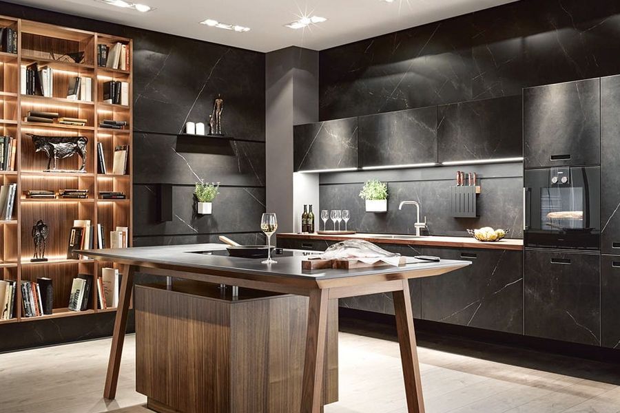 Dunkle Küchenzeile mit Kochtisch, Holzregal und Paneel-Wand