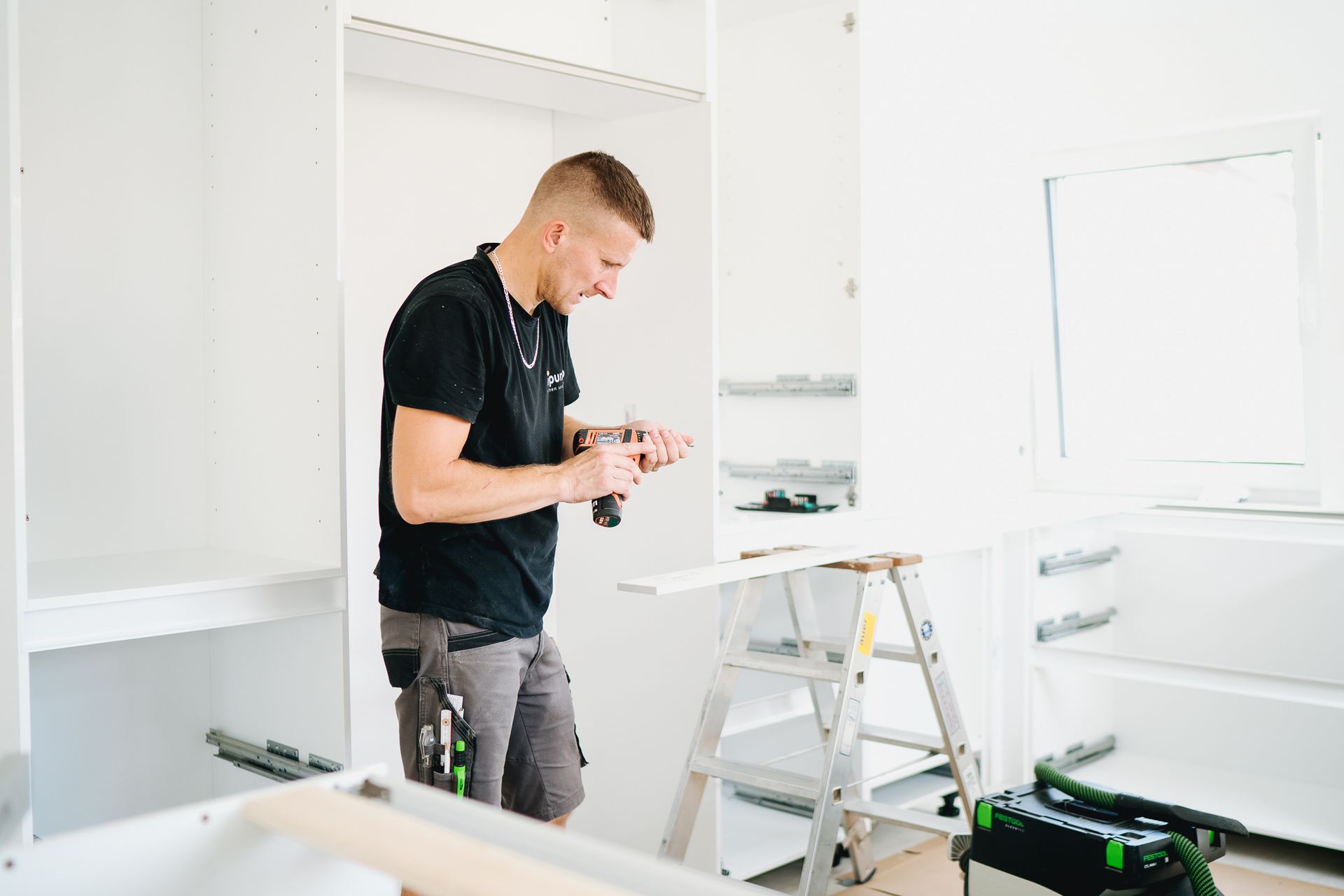 Küchenmonteur von inpuncto bei der Küchenmontage