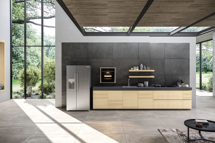 Helle, moderne Holzküche in Ahorn als eine Zeile mit Regal