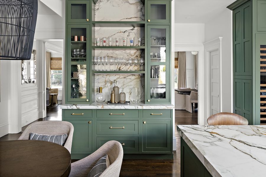 Pastellgrüne, Eukalyptusgrüne Landhausküche mit goldenen Griffen, Glastüren und Marmor-Platte