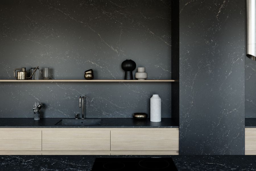 Moderne Design-Küche mit dunkler Quarzoberfläche