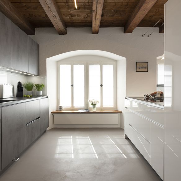 Offene, zwei-zeilige Küche in grau und weiß mit Theke