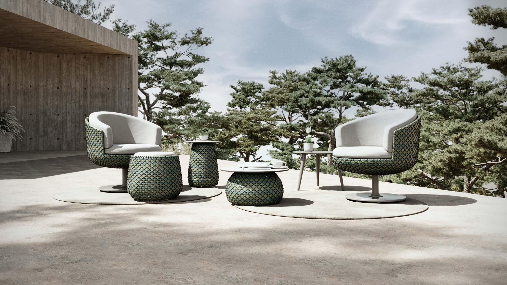 Outdoor-Sessel mit Hocker und kleinen Abstelltischen