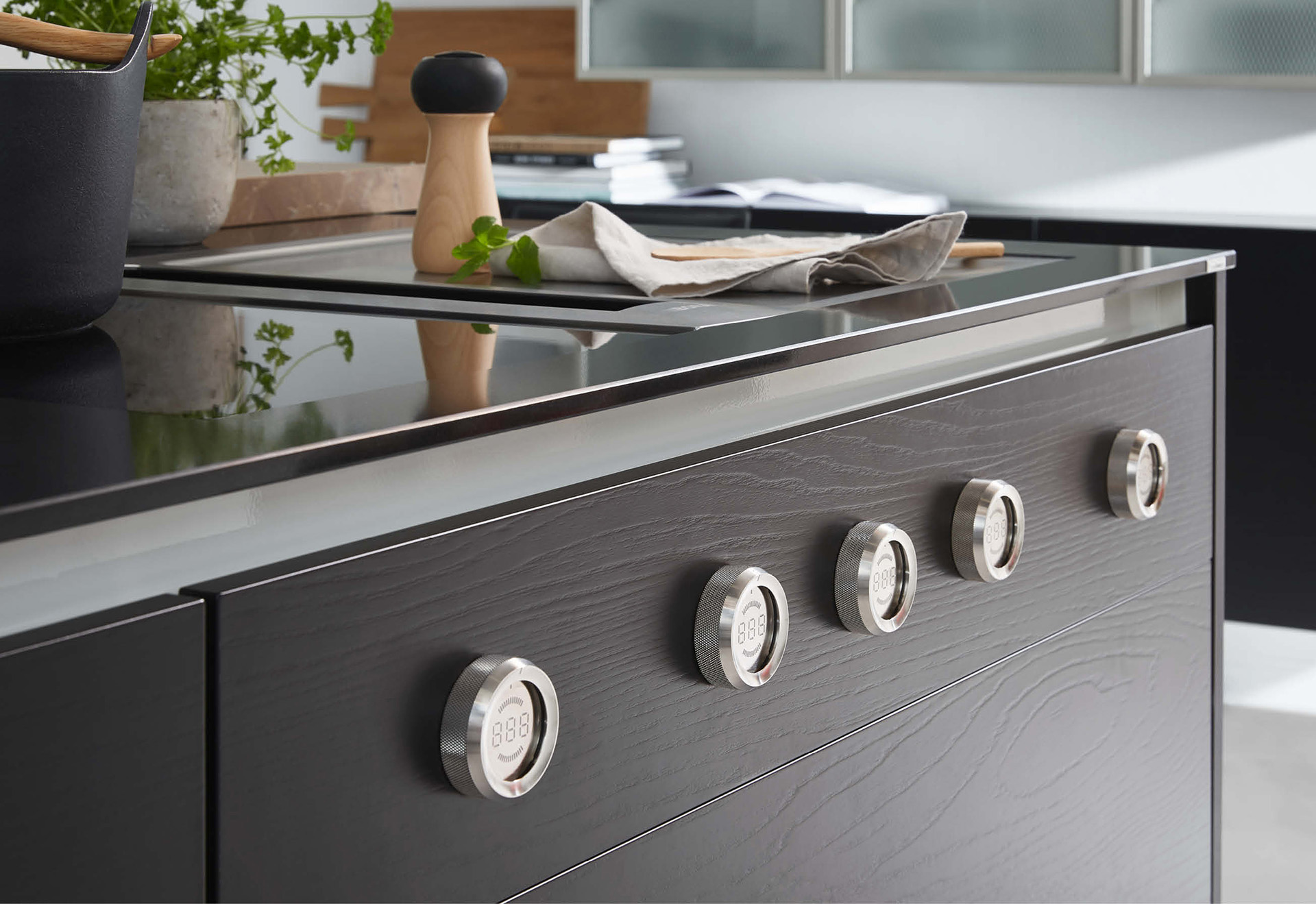 Dunkle Küche mit Kochfeld und Drehknebelsteuerung