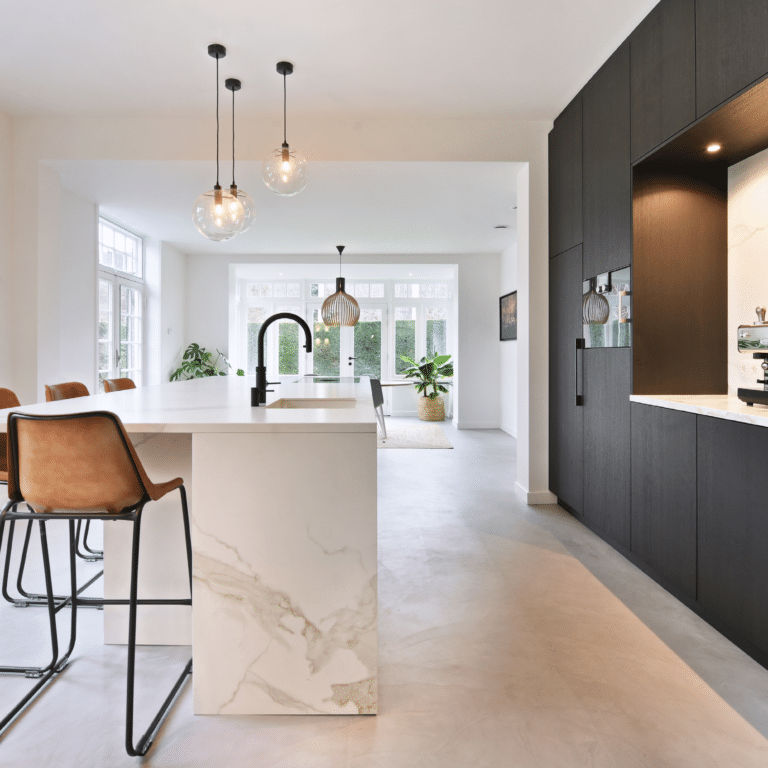 Moderne Küche mit schwarz-weiß Kontrasten und Insel aus Keramik