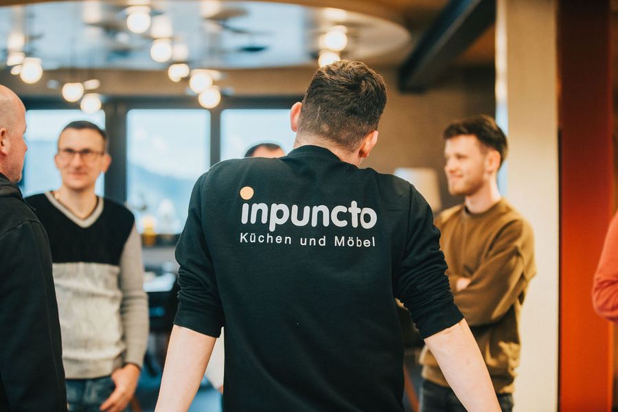 Mitarbeiter der inpuncto Küchen GmbH von hinten