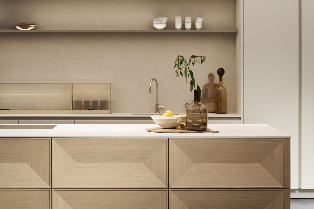Edle Küche in beige-Tönen und goldener Armatur