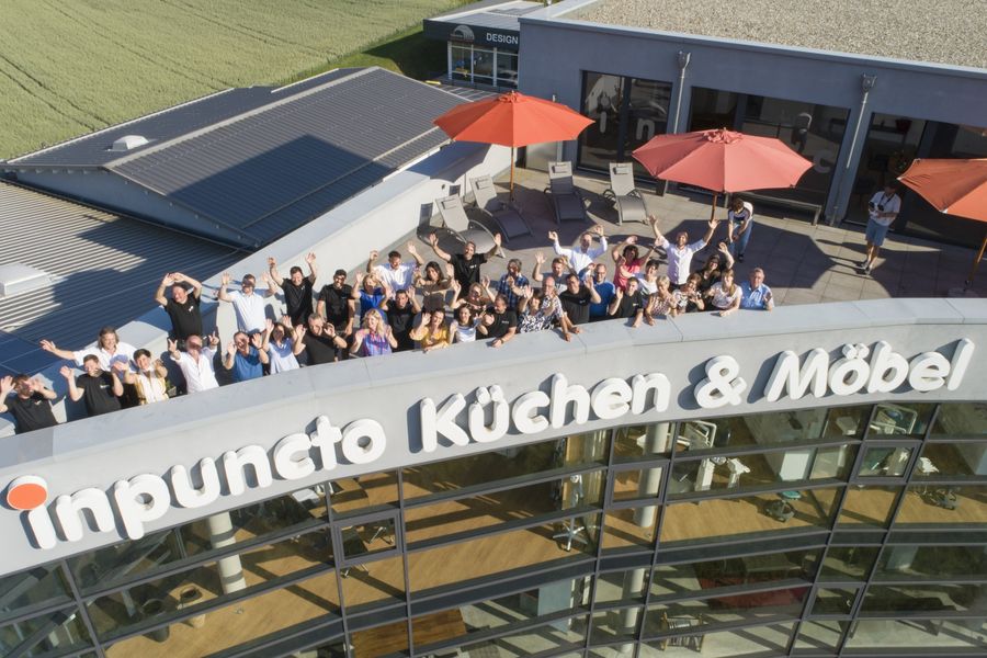 Belegschaft der inpuncto Küchen GmbH auf der Dachterrasse