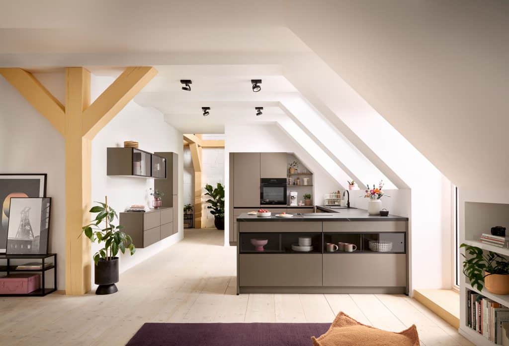Moderne Küche in der Trendfarbe sepia mit Anpassung an Dachschräge