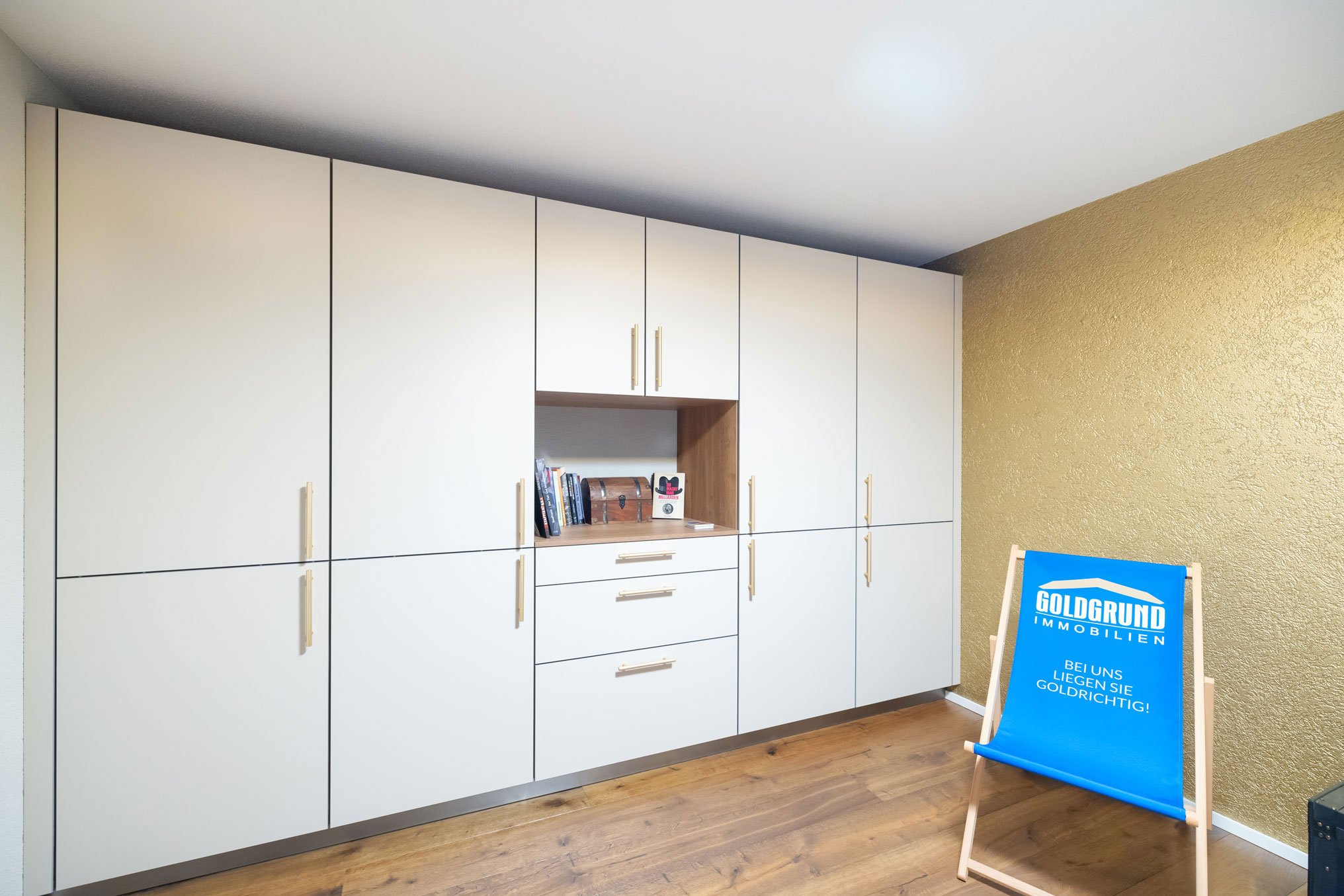 Weiße Garderobe als Hochränke mit goldenen Griffen