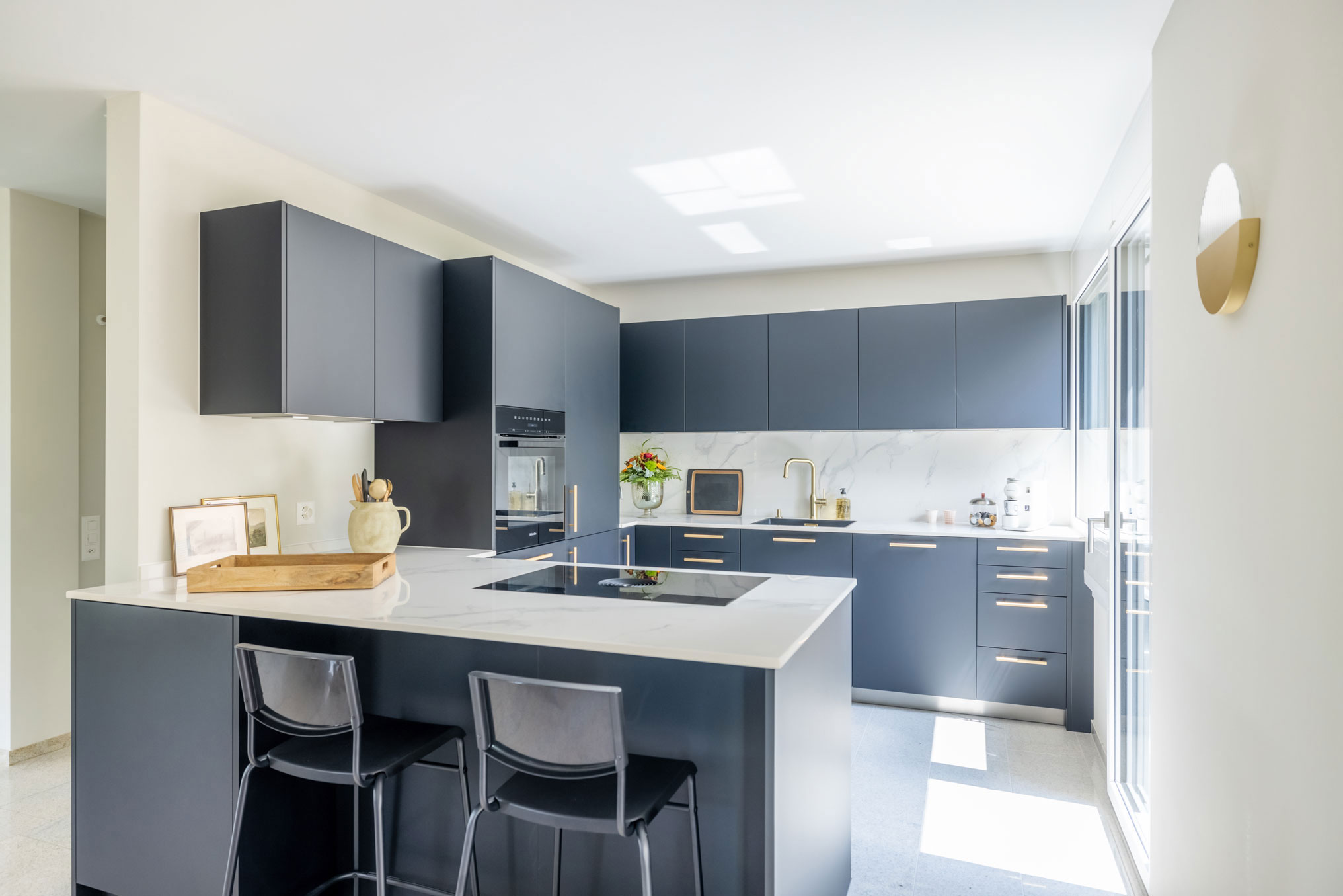 Edle Küche in U-Form in schwarz-weiß und goldenen Details