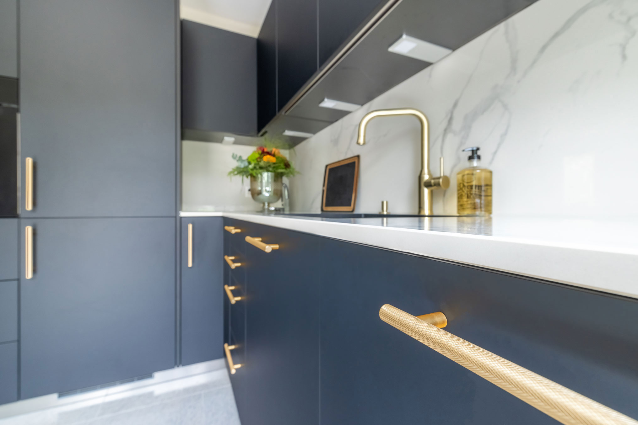 Edle Küche in U-Form in schwarz-weiß und goldenen Details