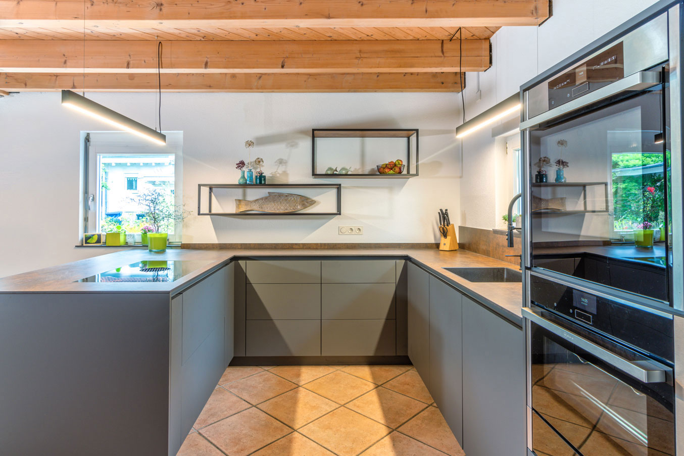 Rustikale Küche mit vielen Holzelementen in Kombi mit anthrazit und Rost-Optik