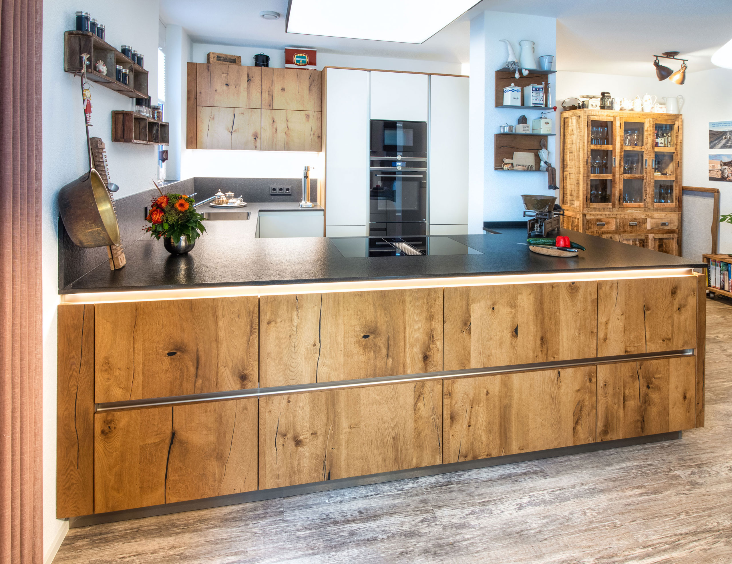 Rustikale Küche mit vielen Holzelementen in Kombi mit anthrazit und weiß