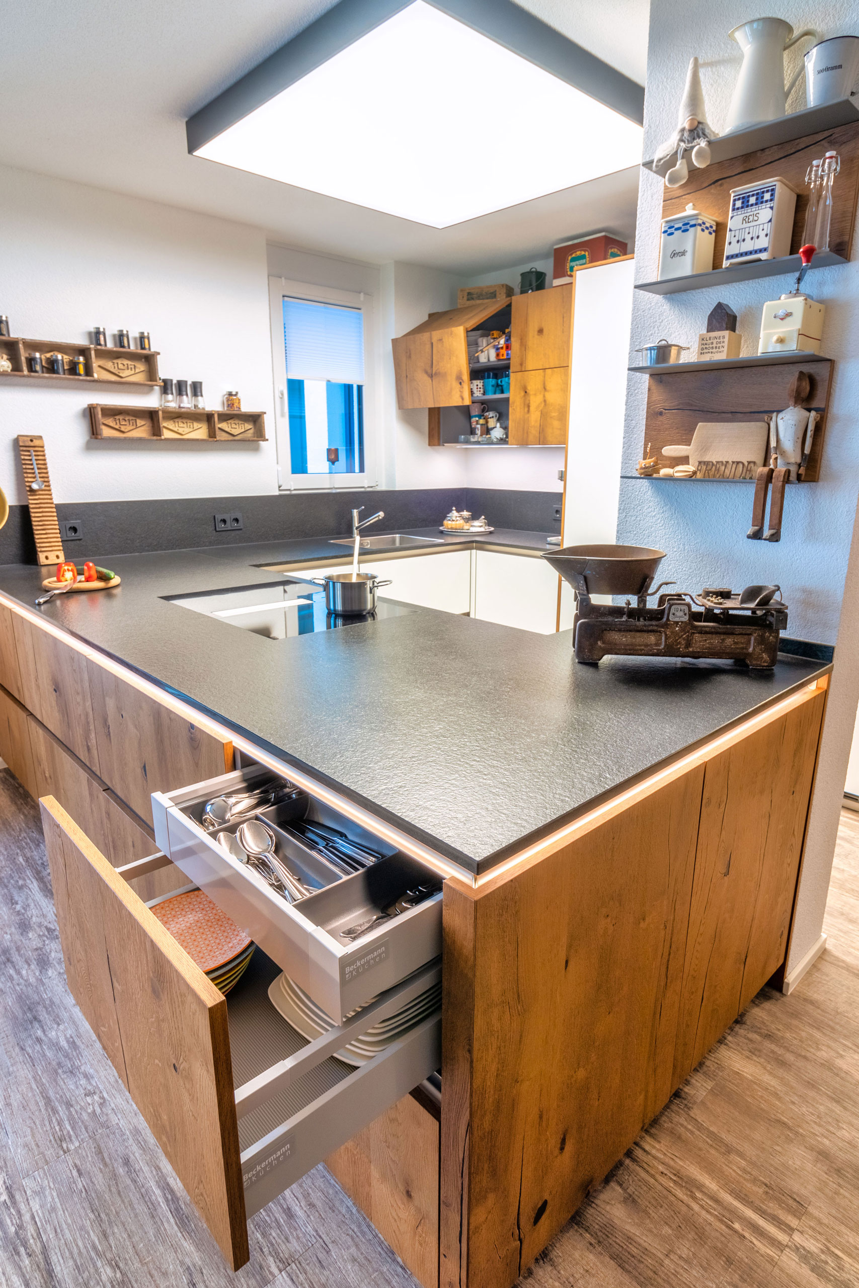 Rustikale Küche mit vielen Holzelementen in Kombi mit anthrazit und weiß