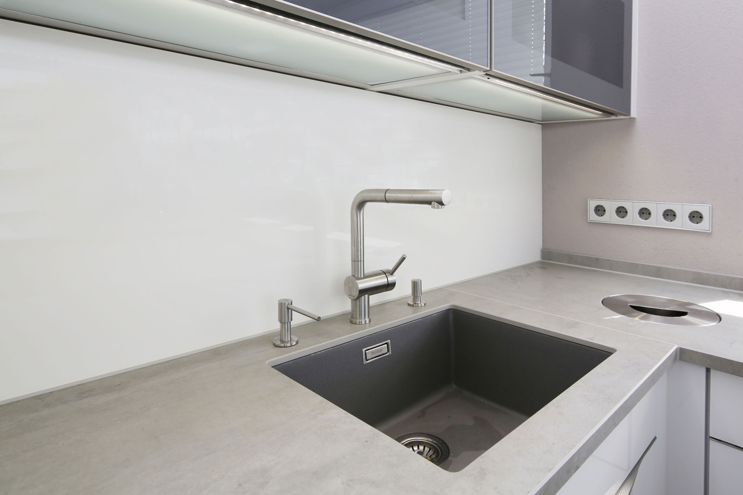 Moderne Küche in grau-Tönen und Spüle mit aluminium-Armatur
