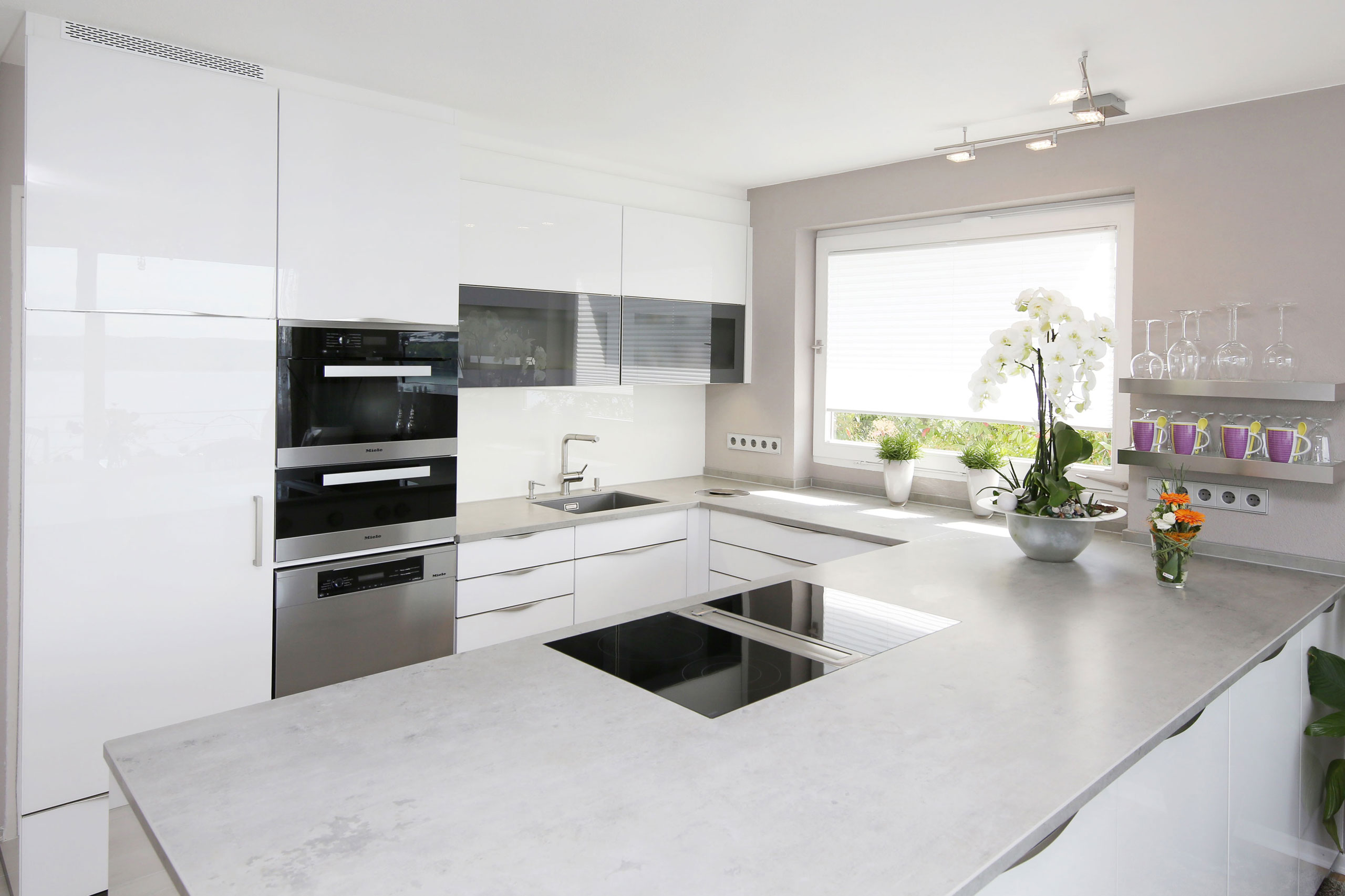 Moderne Küche in grau-Tönen und Spüle mit aluminium-Armatur