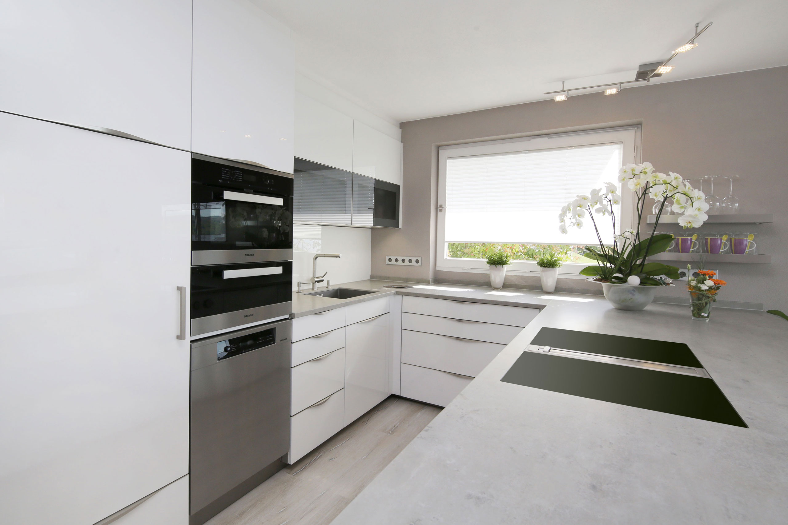 Moderne Küche in grau-Tönen und Spüle mit aluminium-Armatur