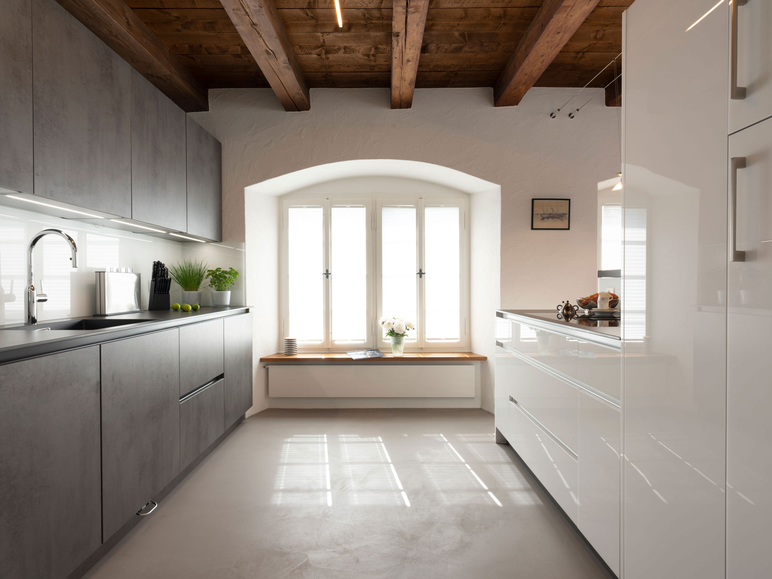 Küche in grau und weiß in Altbauwohnung